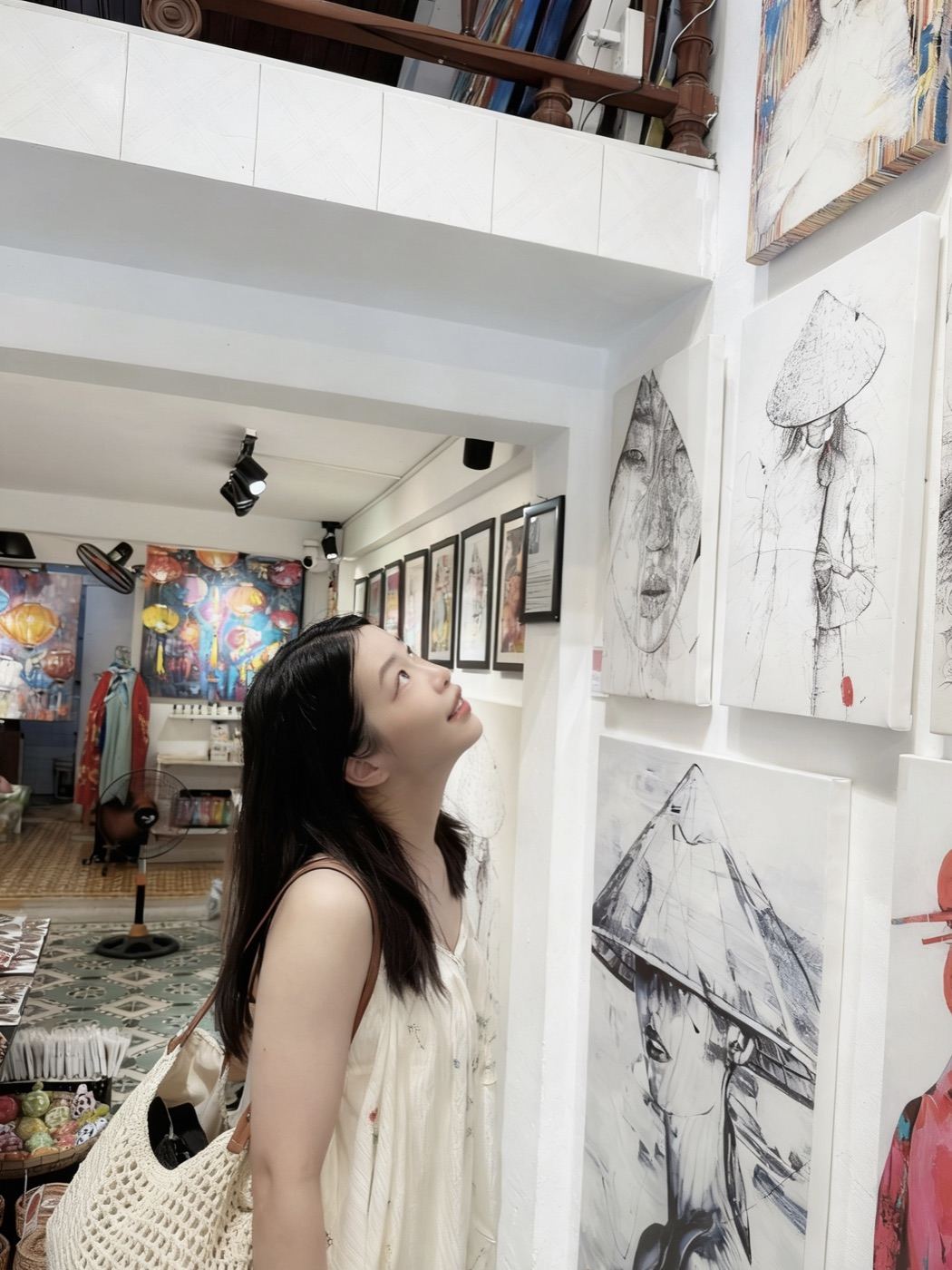 Sally 在艺术空间参观