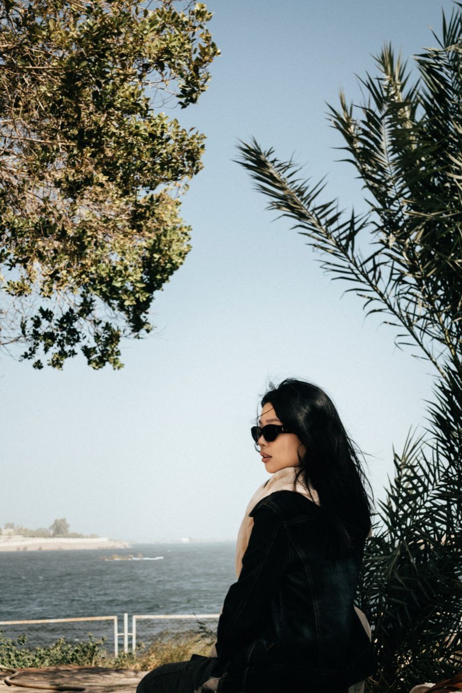 Sally 在海边的旅行留影